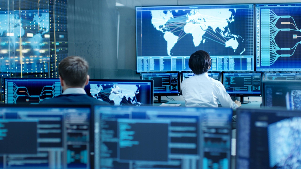 Centro de operaciones supervisando sistemas y automatizaciones en tiempo real