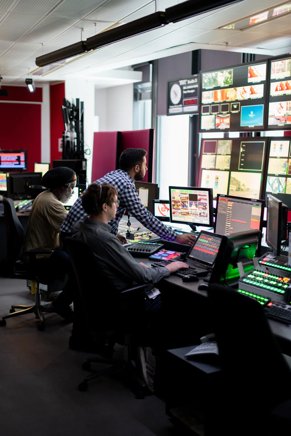 Equipo de operaciones de medios respondiendo a incidencias en tiempo real