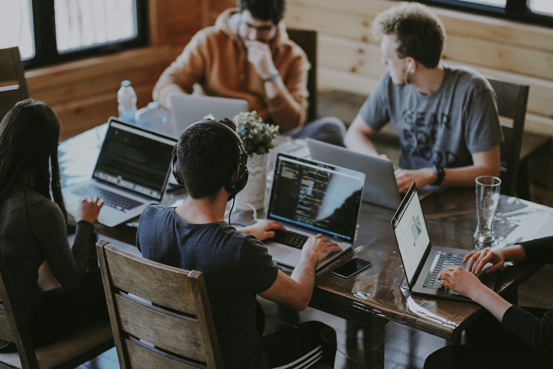 Equipo técnico colaborando en el desarrollo de soluciones empresariales