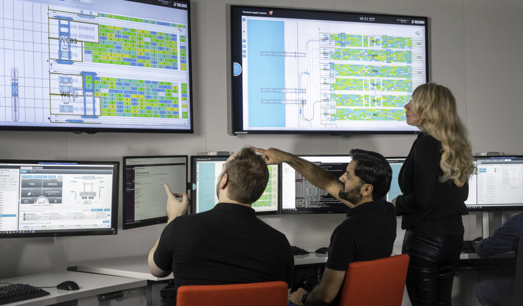 Equipo supervisando una operación automatizada en tiempo real