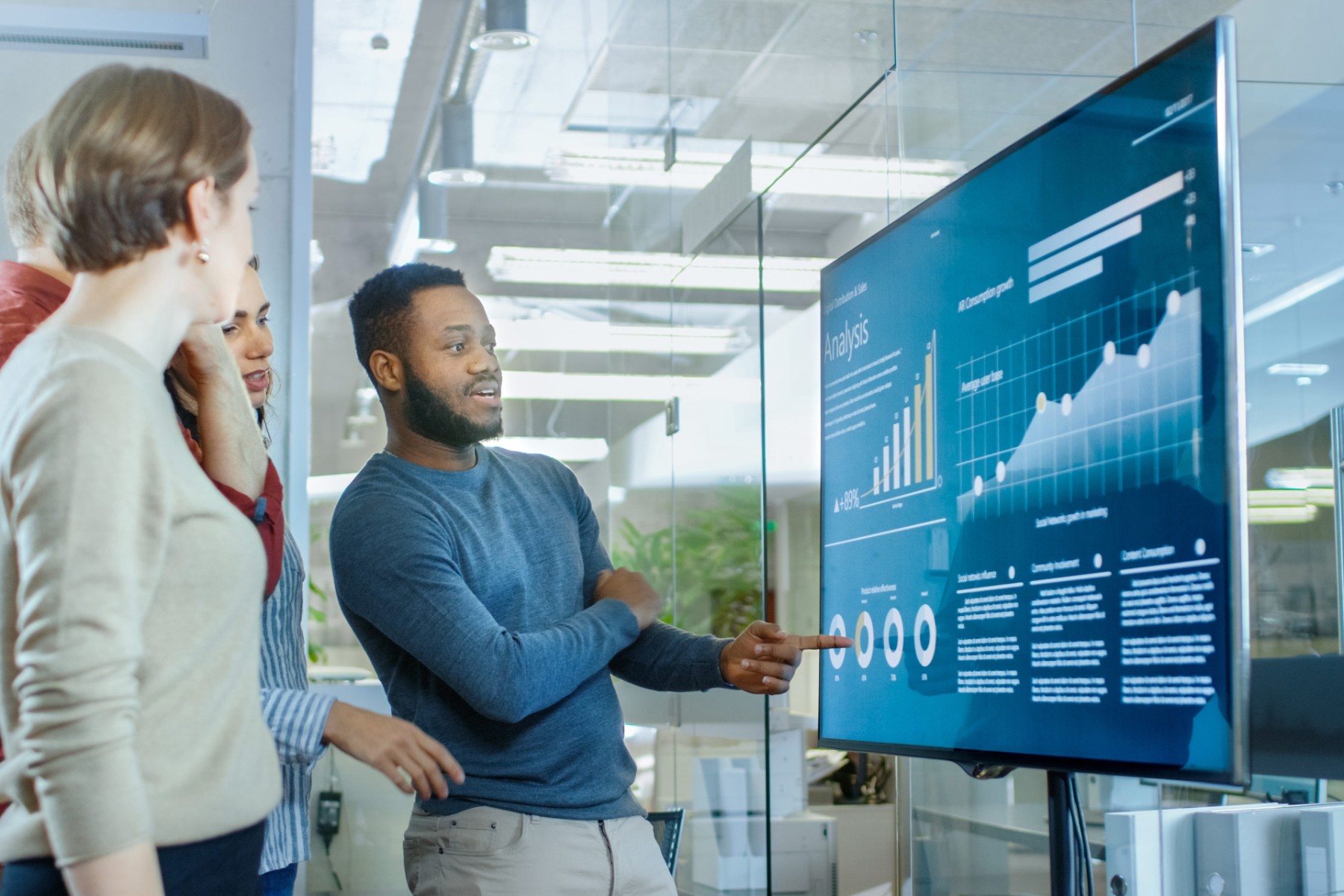 Equipo directivo analizando indicadores empresariales en una pantalla